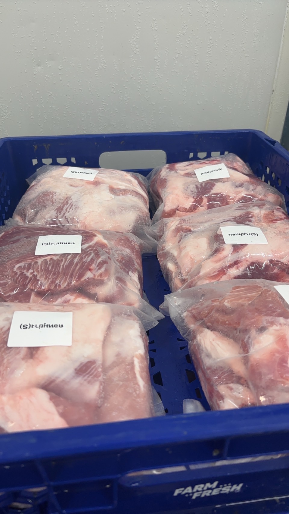 หมูสดบรรจุถุงพลาสติก มีป้ายกำกับ